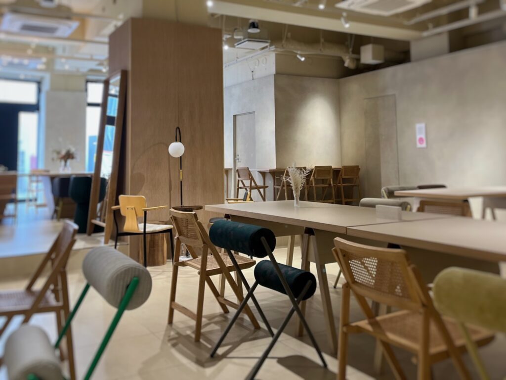 表参道カフェ　落ちついた　店内